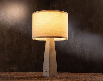 Beton Tischlampe PYRA mit Schalter | Minimalistische moderne industrielle Tischbeleuchtung für stilvolles Zuhause, Büro und Nachttisch