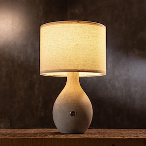 Lámpara de mesa elegante de hormigón VASA con interruptor / Iluminación de mesa industrial moderna y minimalista para una decoración elegante del hogar, la oficina y la mesita de noche.