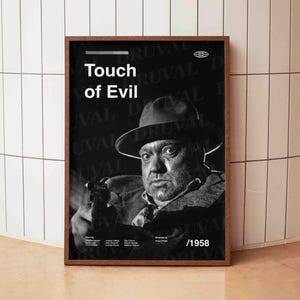 Könnte beinhalten: Schwarz-weiß gerahmtes Filmplakat für "Touch of Evil" mit einem Mann mit Hut, der eine Waffe hält. Das Poster enthält den Filmtitel, die Credits und das Jahr 1958.
