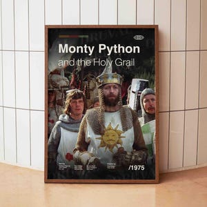 Puede incluir: Un póster enmarcado de la película "Monty Python and the Holy Grail". Muestra a un grupo de caballeros medievales con armaduras y cascos. El título de la película está en blanco y el año 1975. El marco es oscuro.