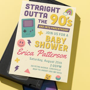 Könnte beinhalten: Eine Babyparty-Einladung im 90er-Jahre-Stil. Die Einladung zeigt eine Retro-Videospielgrafik, einen Regenbogen und den Text "STRAIGHT OUTTA THE 90's AND INTO PARENTHOOD!". Die Einladung liegt auf einer VHS-Kassette.