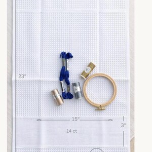 Puede incluir: Un juego de tres tazas de cer&aacute;mica con un acabado mate moteado. Las tazas son de color crema, gris claro y gris oscuro. Cada taza tiene un dise&ntilde;o simple y minimalista, perfecto para caf&eacute; o t&eacute;.