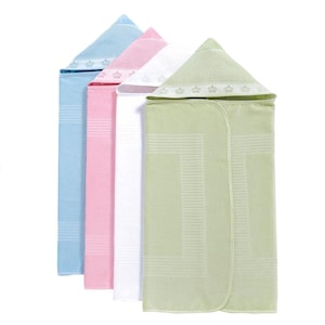Op de afbeelding: Vier babyhanddoeken met capuchon in verschillende kleuren: lichtblauw, roze, wit en lichtgroen. Elke handdoek heeft een witte rand met een herhalend kroonontwerp.