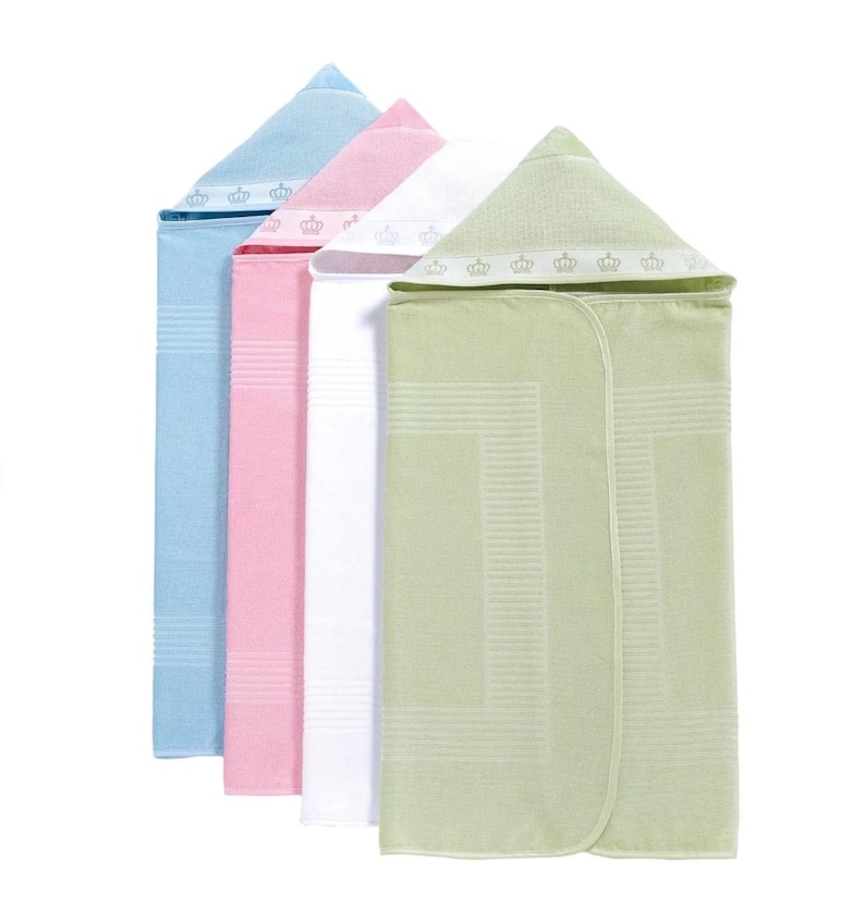 Op de afbeelding: Vier babyhanddoeken met capuchon in verschillende kleuren: lichtblauw, roze, wit en lichtgroen. Elke handdoek heeft een witte rand met een herhalend kroonontwerp.