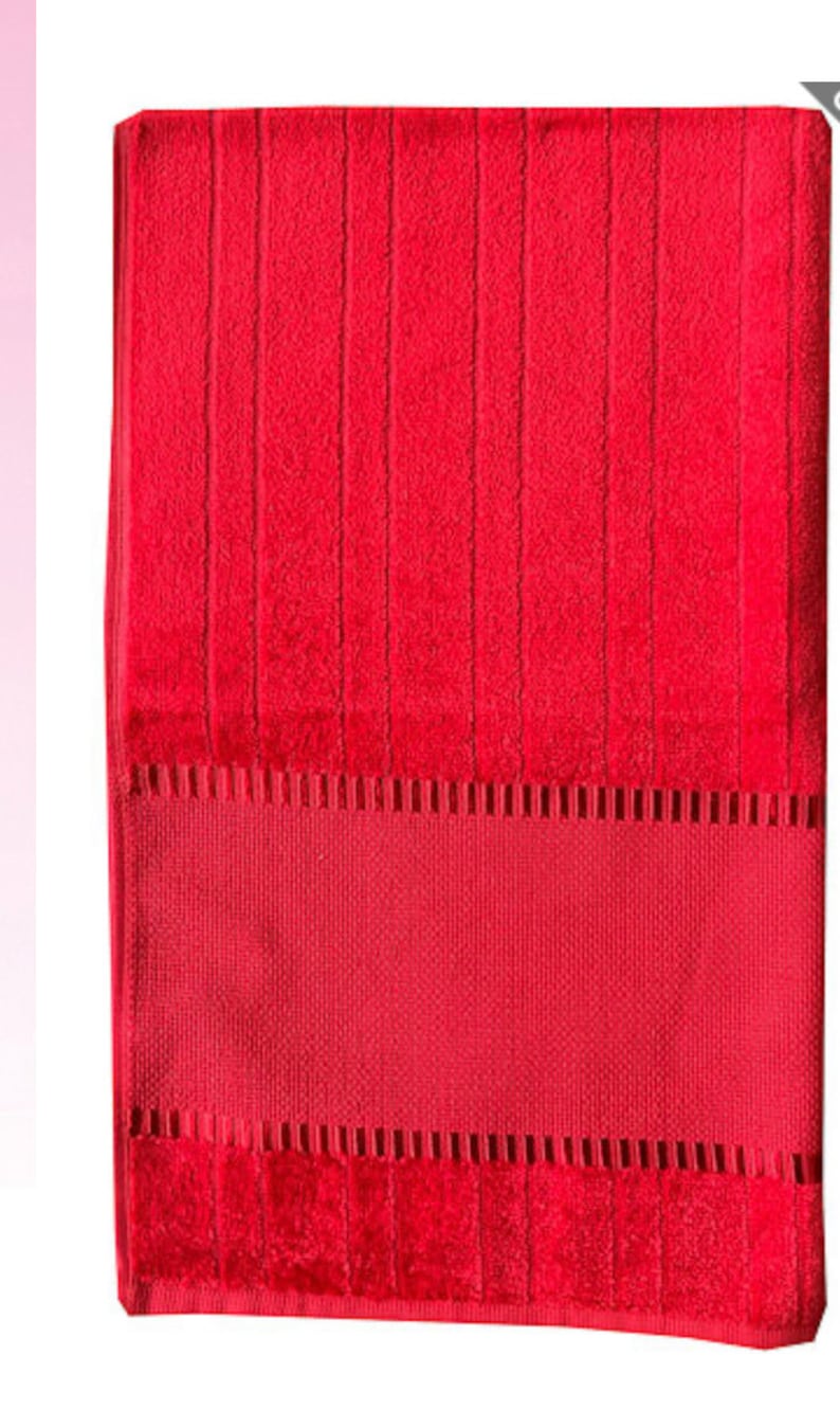 Puede incluir: Una toalla de ba&ntilde;o roja con un borde decorativo. La toalla est&aacute; hecha de algod&oacute;n suave y absorbente.