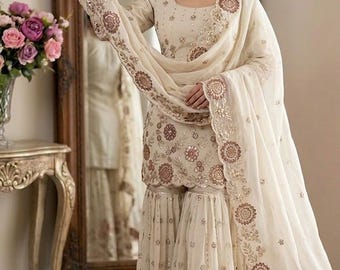 Designer Off White Broderad Sharara Kostym med Dupatta, Festklänning