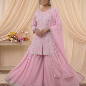 Conjunto de palazzo con top bordado con lentejuelas y dupatta, ideal para fiestas, bodas o festivales.