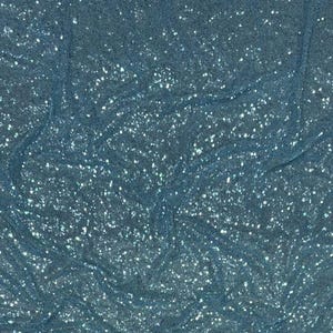 Puede incluir: Una tela azul claro brillante, densamente cubierta de lentejuelas. La tela est&aacute; drapeada, creando pliegues y sombras suaves. Un borde decorativo con peque&ntilde;as lentejuelas a juego adorna el borde. El efecto general es de elegancia y brillo.