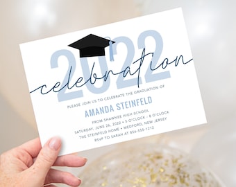 Puede incluir: Una invitación de graduación blanca con texto azul y una ilustración de un gorro de graduación negro. El texto dice "2022 celebration" e incluye el nombre "Amanda Steinfield" y los detalles de una fiesta de graduación.