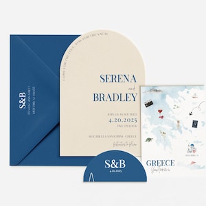 Peut inclure: Un ensemble de faire-part de mariage comprenant une enveloppe bleu marine, une invitation crème avec les noms "Serena et Bradley", et une carte de la Grèce. L'ensemble comprend la date du 20.04.2025 et le lieu Rocabella Santorini, Grèce.