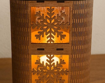 Candelabro de madera con forma de copo de nieve cortado con láser / Decoración invernal para el hogar