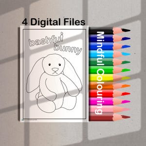 Puede incluir: Un libro para colorear digital con un dibujo lineal de un conejito con la etiqueta "bashful bunny". La imagen está acompañada de un juego de lápices de colores con el texto "Mindful Colouring" en el lateral. Las palabras "4 Digital Files" están en la parte superior.