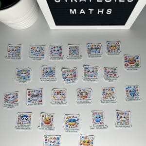 Peut inclure: Ensemble d'autocollants carrés colorés avec des illustrations de hiboux de dessins animés et du texte français lié aux stratégies mathématiques. Les mots "STRATEGIES" et "MATHS" sont affichés sur un tableau noir et blanc en arrière-plan.