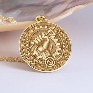 Collar con colgante de plata de ley con hoz y martillo, medallón del Día del Trabajador