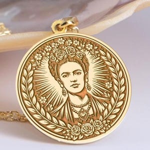 Colgante de Frida Kahlo en plata de ley, collar feminista, medallón con retrato de artista, joyería grabada.