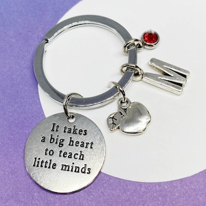 Porte-clés de remerciement pour l'enseignant avec citation « Grand cœur », breloque pomme, initiale et pierre de naissance - Cadeau de rentrée - K-AG012-4-AG016-2