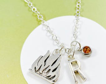 Collar con dije de hoguera con inicial y piedra de nacimiento / Joya para senderistas, campistas y amantes de la naturaleza / Regalo para aventuras al aire libre - J-AG014-2
