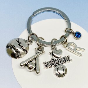 Personalisierter Silber Schlüsselanhänger mit Baseballhandschuh und Fledermaus Anhängern, personalisiertem Geburtsstein und Initiale - K-MIX-AG009-35-36-43