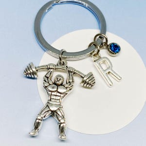 Portachiavi con ciondolo sollevatore di pesi personalizzato con iniziale personalizzata e pietra portafortuna - Regalo monogramma per culturisti e amanti del fitness - K-AG009-28