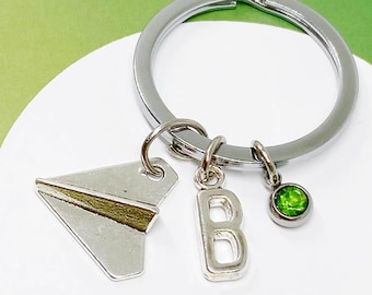 Portachiavi con ciondolo a forma di aeroplano di carta personalizzato con iniziale personalizzata e pietra portafortuna - Regalo monogramma unico per viaggiatori-K-AG005-1
