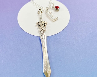 Collar de espada personalizado con inicial y piedra de nacimiento, dije de gamer, joyería de fantasía, regalo único para gamers y aventureros - J-AG004-1
