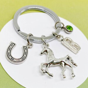 Llavero personalizado con dije de caballo y herradura con inicial personalizada y piedra de nacimiento: regalo monograma para amantes de los caballos, amuleto de buena suerte - K-AG006-2