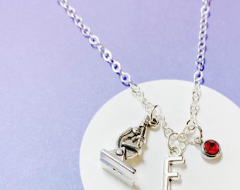 Collar de microscopio personalizado con inicial y piedra de nacimiento, joyería científica, regalo para científicos, collar único para amantes del laboratorio - J-AG005-9