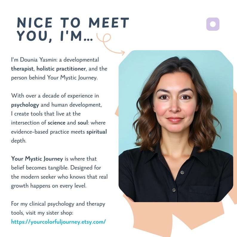 K&ouml;nnte beinhalten: Werbebild mit Dounia Yasmin, Entwicklungs-Therapeutin und ganzheitliche Praktikerin. Der Text lautet &bdquo;Sch&ouml;n, dich kennenzulernen, ich bin...&ldquo; und stellt sie und ihre Marke Your Mystic Journey vor. Das Bild enth&auml;lt ein Kopfportr&auml;t von Dounia.