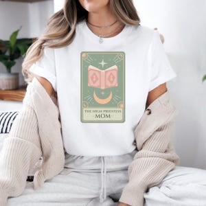 Klassiek T-shirt High Priestess Mom | Tarotkaartshirt voor moeders in pastelprint | Heilig cadeau voor mystieke moeders en spirituele moederschapsrituelen