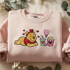 Sweat brodé ourson, joli t-shirt Winnie pour la Saint-Valentin, t-shirt la Saint-Valentin avec ourson, pull amoureux de Disney, chemise collation ourson, tenue de voyage Disney