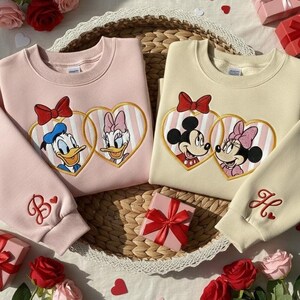 Sweatshirts brodés pour la Saint-Valentin pour couple Disney, pull coeur Mickey Minnie Donald Daisy, chemise coquette noeud Disney médaillon, couple assorti