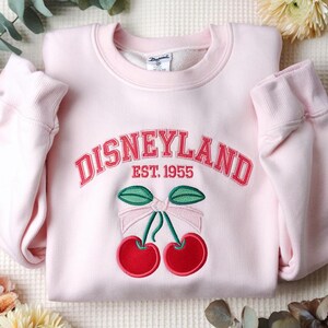 Sweat-shirt brodé cerise Disneyland, pull Disney EST 1955, chemise Disney noeud cerise, t-shirt cerise noeud coquette, tenue de voyage Disney