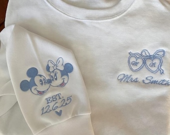 Sudadera bordada de Minnie Mrs Bride con fecha, camiseta de boda de Minnie Disney, camiseta de novia personalizada, camisetas a juego personalizadas para la Sra./Sr.