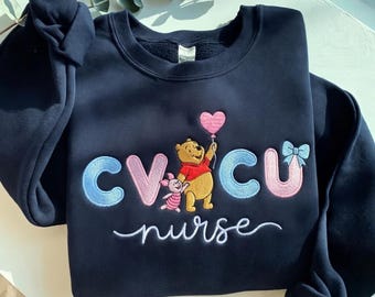 Geborduurd Pooh Bear CVCU-verpleegkundige sweater, shirt cardiale IC-verpleegkundige, Disney Pooh pediatrische IC-IC-verpleegkundige ronde hals, Winnie de Poeh-verpleegkundige shirt