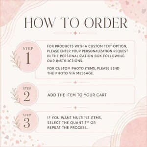 Peut inclure: Un graphique d'instructions intitul&eacute; HOW TO ORDER sur un fond rose p&acirc;le et blanc. Il pr&eacute;sente trois &eacute;tapes : saisir le texte ou la photo personnalis&eacute;e dans la zone d&eacute;di&eacute;e, ajouter l'article au panier et s&eacute;lectionner la quantit&eacute; pour plusieurs articles.