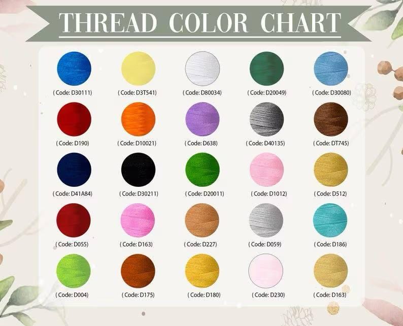 Puede incluir: Una carta de colores de hilo con una variedad de colores de hilo, cada uno mostrado en una muestra circular. La carta incluye una gama de colores, desde azules y rojos hasta verdes y amarillos, con c&oacute;digos de color correspondientes. El texto "THREAD COLOR CHART" est&aacute; en la parte superior.