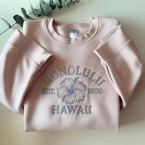 EMBROIDERED Honolulu Hibiscus Sweatshirt, Hibiscus Flower Crewneck Sweatshirt, Vintage Hawaii Crewneck, Hawaiian Island Apparel
