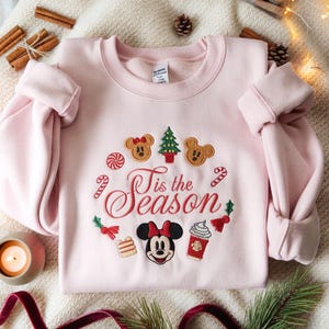 Maglione ricamato "Tis The Season", felpa natalizia Disney, maglietta natalizia di Minnie, felpa natalizia Disney, magliette natalizie da donna