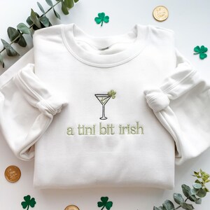 BRODERAD Tini Bit irländsk tröja, St Patrick's Day-drickskjorta, irländsk Martini-klöver-crwneck, rolig irländsk outfit, shamrock-tröja