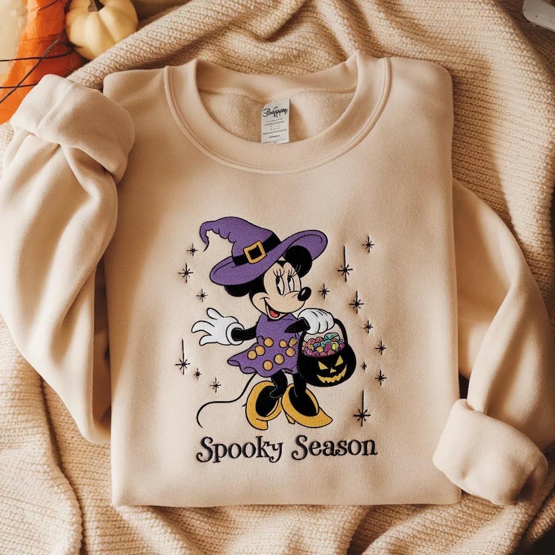 Sudadera bordada con disfraz de bruja de Minnie Mouse de Disney, sudadera con cuello redondo de Mickey y sus amigos, sudadera con capucha de Disneyland, conjunto familiar a juego para la fiesta de Halloween imagen 1