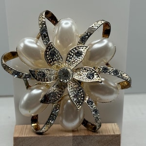 Rhinestone and faux pearl set in gold tone vintage brooch pin - free shipping