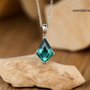 AAA Vintage Kite Emerald Cut Wedding Necklace For Women,Green Emerald Pendant, Emerald Bridal Necklace, Emerald Jewelry, Minimalist Pendant