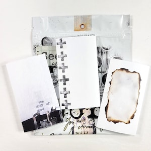 Peut inclure: Un ensemble de cinq cartes blanches vierges avec des motifs imprimés en noir et blanc. Les cartes ont un aspect vieilli et vintage. Les motifs comprennent une rangée de croix, une machine à écrire avec le texte "the WORD of God", une machine à écrire avec le texte "word", et un cadre à bord brûlé.