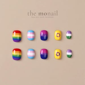 Uñas postizas con la bandera del orgullo; uñas LGBTQ+ arcoíris, trans, bisexuales, no binarias y de género queer; uñas brillantes hechas a mano con el orgullo; juego de uñas cortas sin dije.