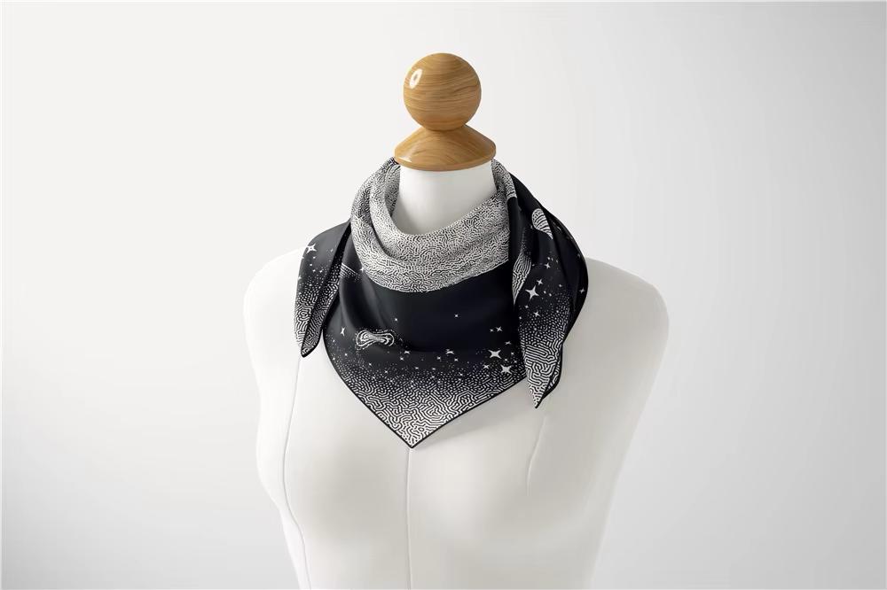 天体図柄 スカーフ バンダナ ムーンホースシルクスカーフ：天体宇宙プリントバンダナ - Etsy 日本