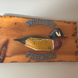 Vintage Rustic Wooden “Welcome Friends” Wall Sign – Handcrafted Duck Lodge Decor – Cabin or Lakehouse Style cottagecore