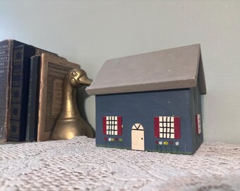 Caja de madera vintage con forma de casa / Decoración rústica de estilo campestre pintada a mano / Caja para baratijas con forma de casa primitiva / Decoración rústica para estantes de granja