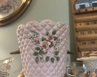 RARE vase bourgeon en porcelaine rose Lefton China vintage - bordure florale dorée peinte à la main - vase Shabby Cottage Chic / bridgerton des années 1950