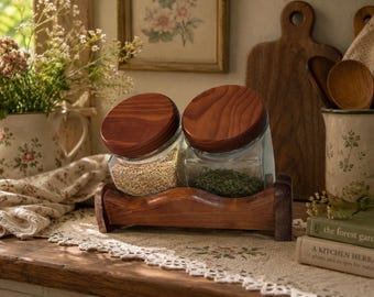 Juego de botes de vidrio vintage con soporte de madera / Almacenamiento de cocina de estilo moderno de mediados de siglo / 2 frascos de vidrio con tapas de madera / Organizador rústico para encimera
