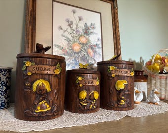 Juego de botes artesanales de tesoros vintage de los años 70: azúcar, té y harina, diseño de niña y búho en relieve, decoración de cocina retro/cottagecore